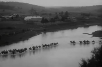 Казачье войско перемещается через реку на лошадях