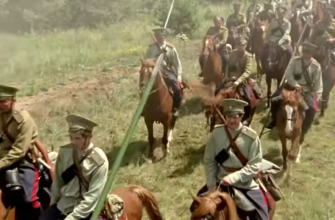 Казачье конное войское идет по дороге